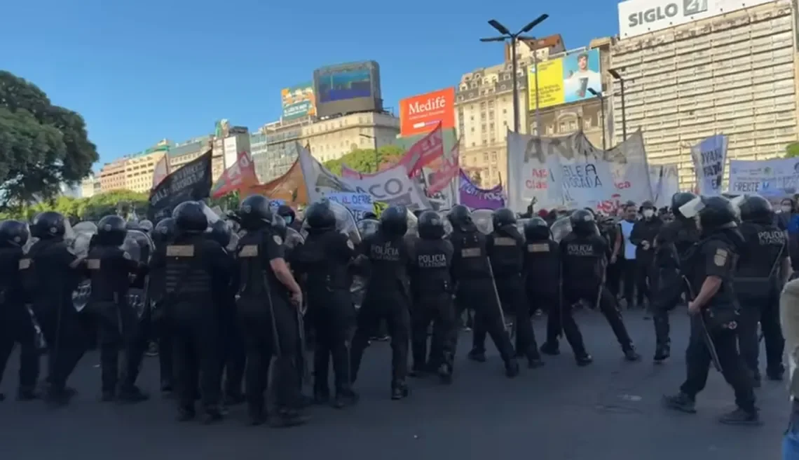 Con operativo policial, manifestantes avanzan por Avenida de Mayo hacia el Congreso
