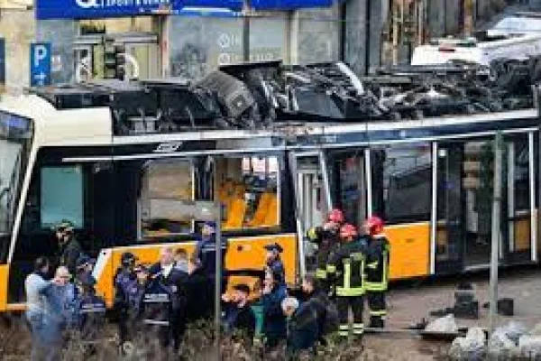 Tragedia en el centro de Milán: dos muertos y casi 40 heridos por el descarrilamiento de un tranvía