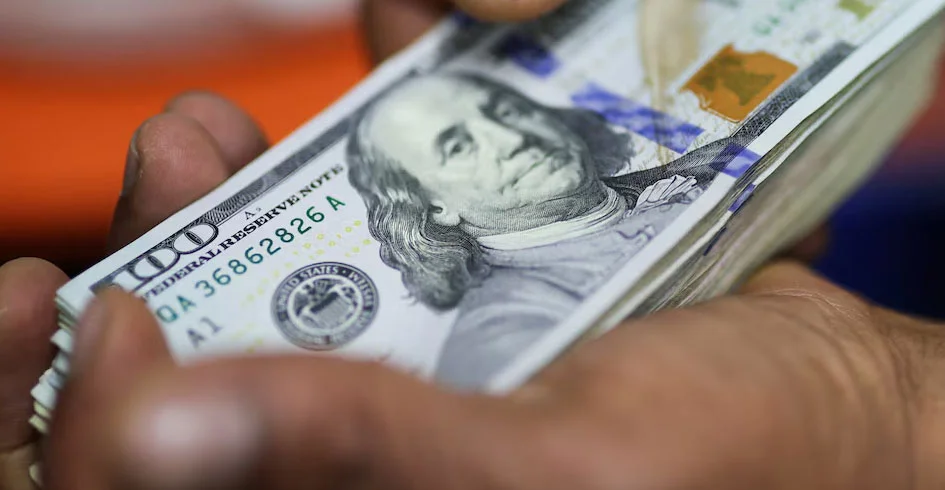 El dólar cerró la semana a la baja y acumuló en febrero una caída de más de 3 por ciento