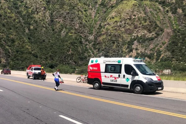 Una mujer cayó de su bicicleta y sufrió heridas