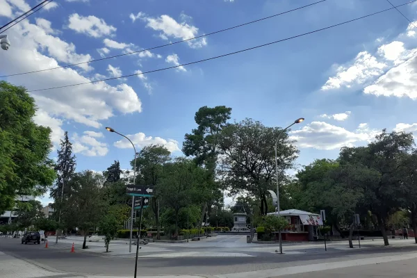 Sábado con cielo algo nublado en la capital