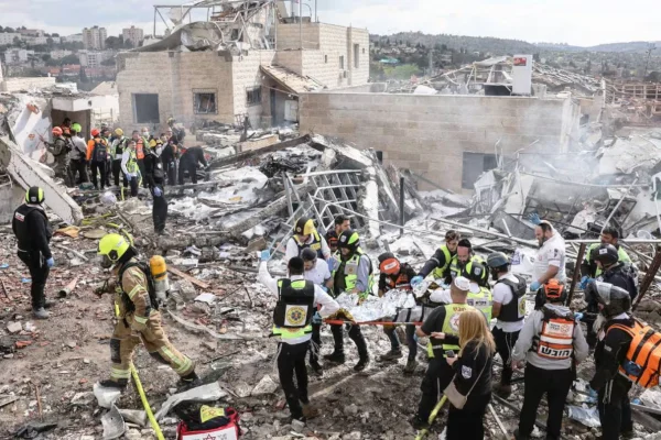 Tras los bombardeos a objetivos en Teherán, Irán atacó ciudades de Israel y mató al menos a nueve personas