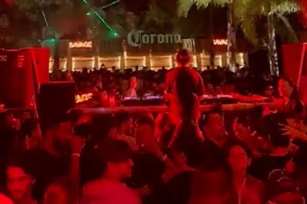 Pánico en Costanera Norte: el momento en el que se desprende la estructura del escenario en un boliche y cae sobre el público