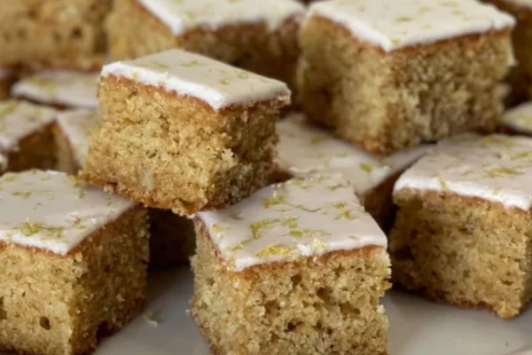 Cuadraditos de avena y limón: la receta saludable y exprés para resolver tus meriendas