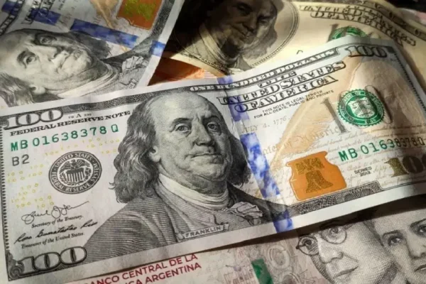 El dólar oficial subió $20 y cerró a $1435 en el Banco Nación