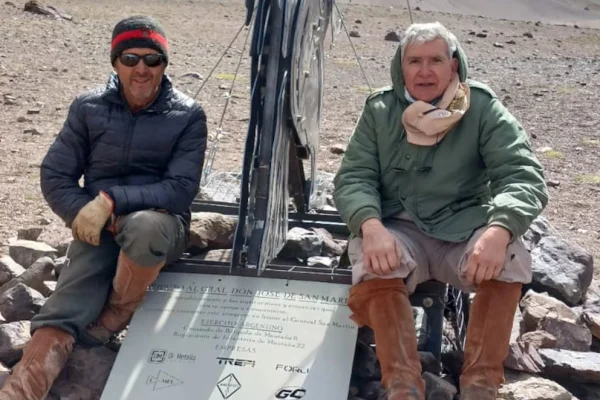 La historia detrás de la estatua de 318 kilos que colocaron en el corazón de los Andes para homenajear a San Martín