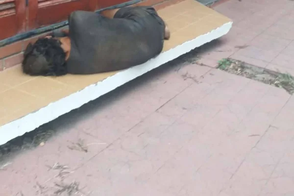 Vecinos piden intervención por un joven en situación de abandono en barrio Los Paraísos
