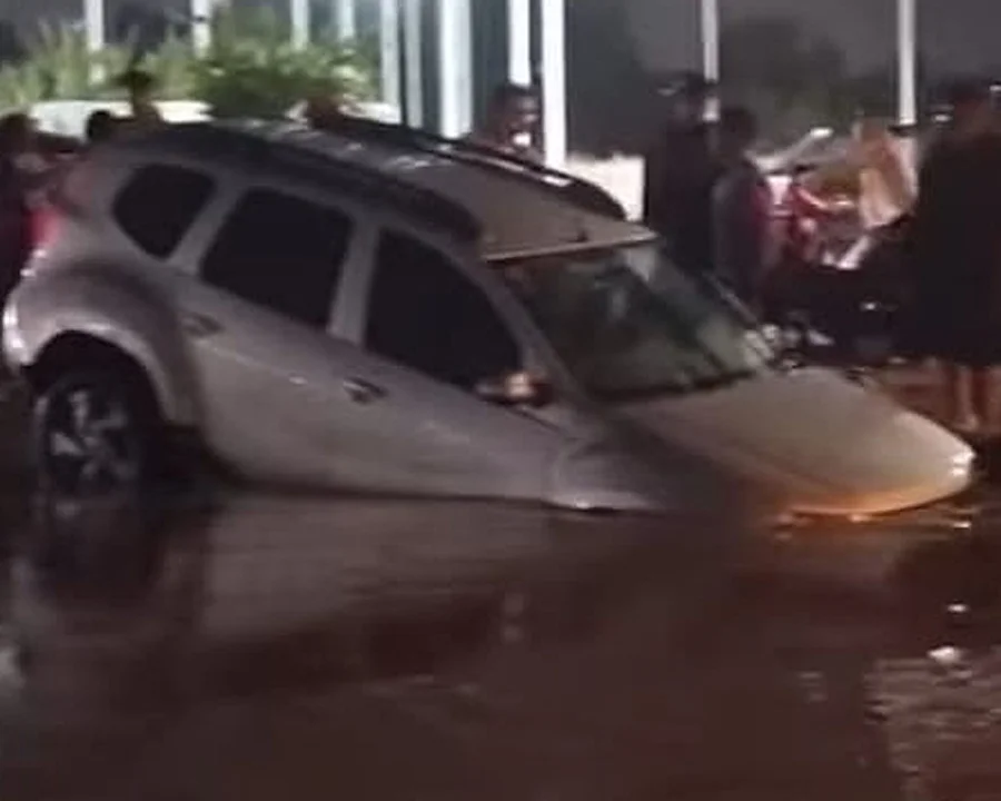 La lluvia r&aacute;pidamente aneg&oacute; las calles en la Capital