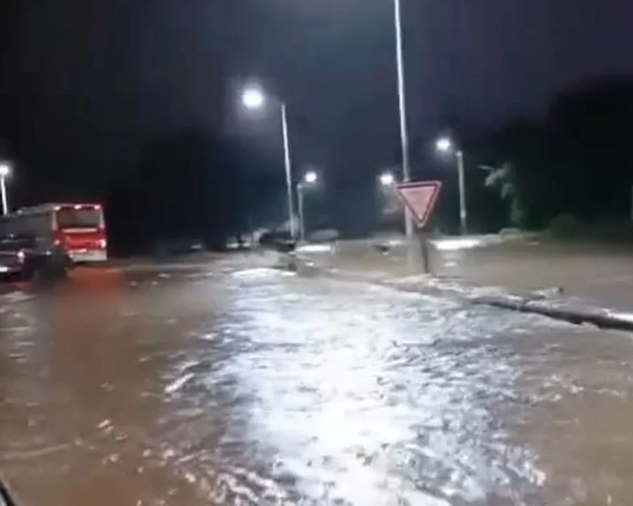 Decenas de calles y avenidas anegadas