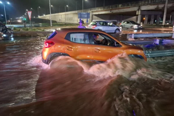 Fuertes tormentas en La Rioja dejaron como saldo cortes de luz,  familias asistidas y calles complicadas.