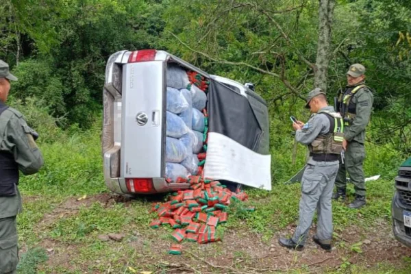 Una camioneta volcó sobre la ruta con 690 kilos de hojas de coca
