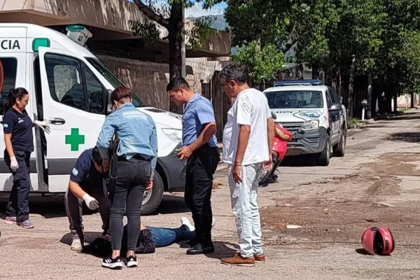 Choque entre una motocicleta y un taxi dejó dos heridos