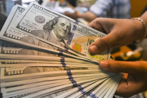 El dólar cerró su segunda semana al alza y tocó el precio más alto en un mes