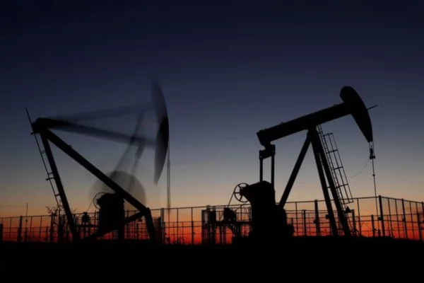El petróleo superó los US$90 por primera vez desde mediados de 2023 y podría subir el combustible en Argentina