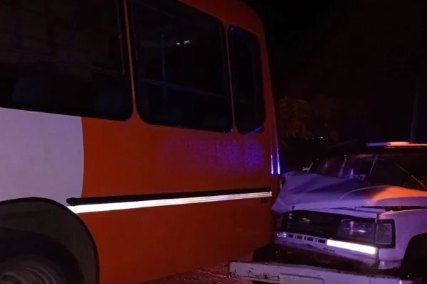 Intentó esquivar un bache y chocó un colectivo estacionado