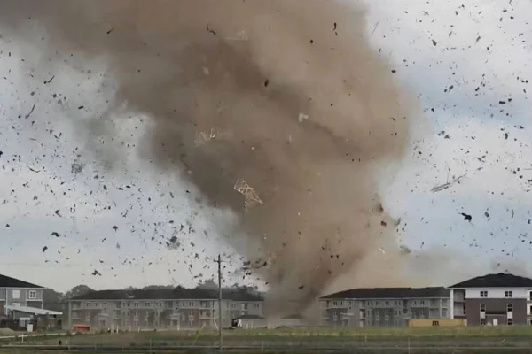 Los impactantes videos del tornado que arrasó en Michigan: hay al menos cuatro muertos