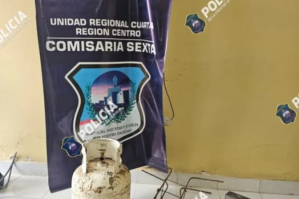 Robó elementos, los llevó a su casa y un familiar los entregó a la Policía
