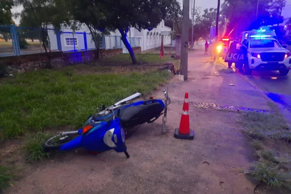 Un jóven cayó de su motocicleta y quedó inconsciente