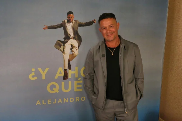 El español Alejandro Sanz cautivó a miles de fanáticos en el estadio Kempes