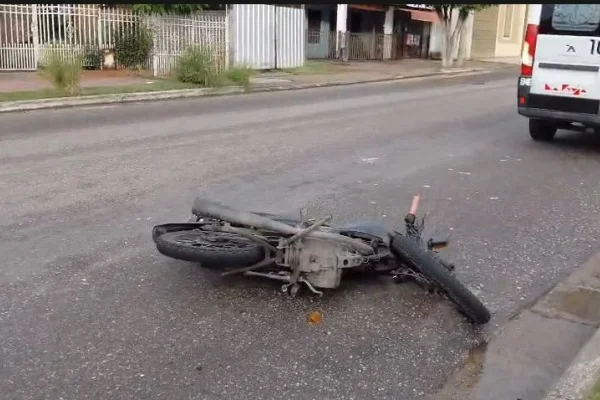 Cayó de su motocicleta y sufrió varias heridas