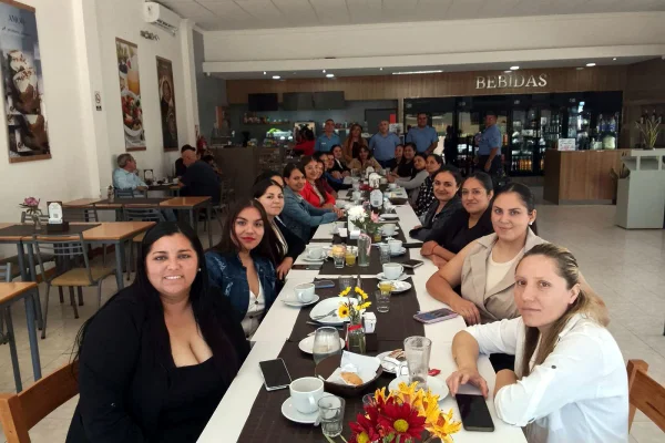 La Policía agasajó a las mujeres en Villa Unión
