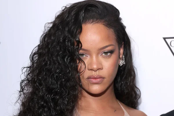Dispararon la propiedad de Rihanna con ella dentro: identificaron a la mujer que lo hizo