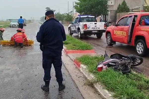  Una jóven sufrió heridas tras caer de su motocicleta