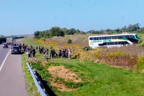 Dos muertos por el choque entre una camioneta y un micro que trasladaba agentes penitenciarios