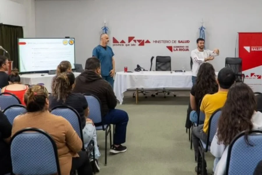 Personas en la elaboración de alimentos.