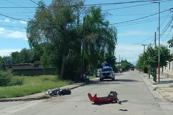 Una jóven motociclista sufrió heridas tras impactar con una camioneta