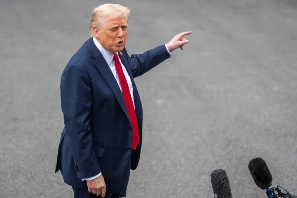 Donald Trump amenaza con una ofensiva “20 veces más fuerte” si Irán bloquea el estrecho de Ormuz