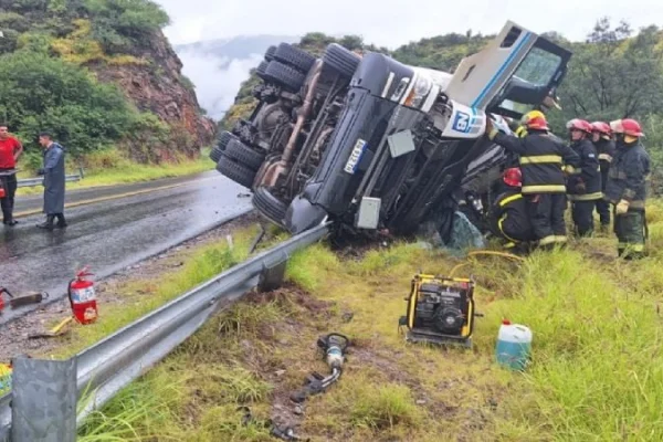 Un camión volcó en Catamarca y el chofer debió ser rescatado