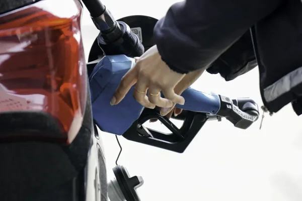 Suba de combustibles: la nafta y el gasoil ya superan los $2.000 por litro en la Ciudad de Buenos Aires