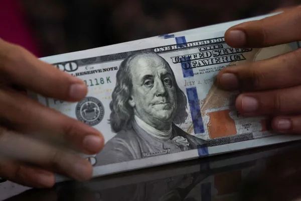 El dólar profundizó su caída y quedó por debajo de los 1.400 pesos