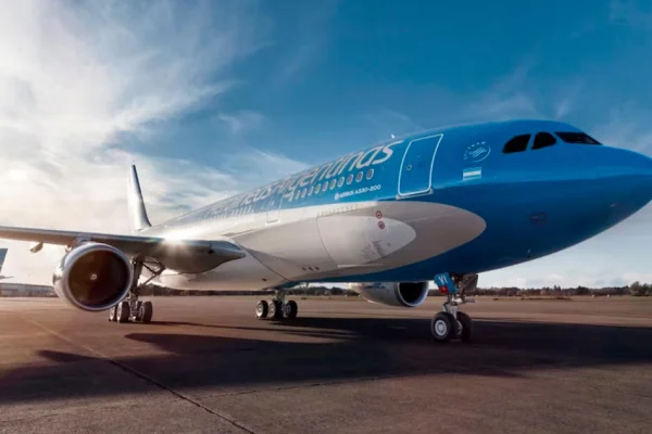 Aerolíneas Argentinas se suma a otras empresas y aplicará un recargo por la suba del petróleo: cuánto aumentarán los tickets