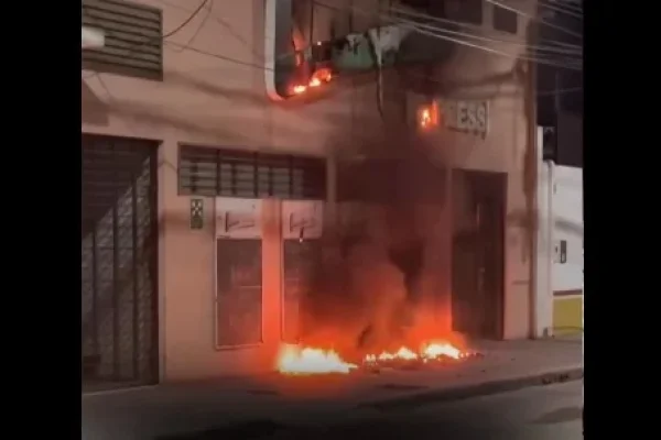 Bomberos sofocaron un incendio en el Supermercado Mayor