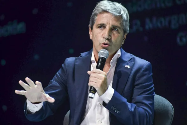 Caputo cierra una nueva licitación de pesos y dólares: por qué es clave para el Gobierno Nacional