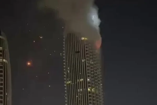 Dron iraní impactó una torre en el distrito financiero de Dubái y provocó un incendio