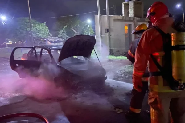Un auto se incendió en la zona sur y quedó completamente destruido