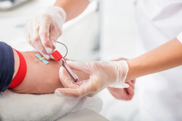 Profesionales bioquímicos aplican copagos de hasta $20.000 ante la crisis del sector