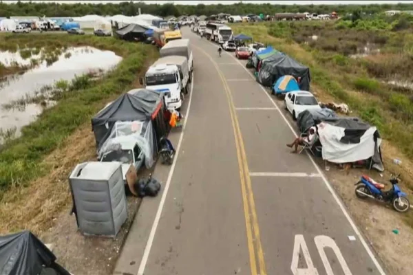 Inundaciones en Tucumán: el drama de cientos de familias que perdieron todo y duermen a la vera de la ruta