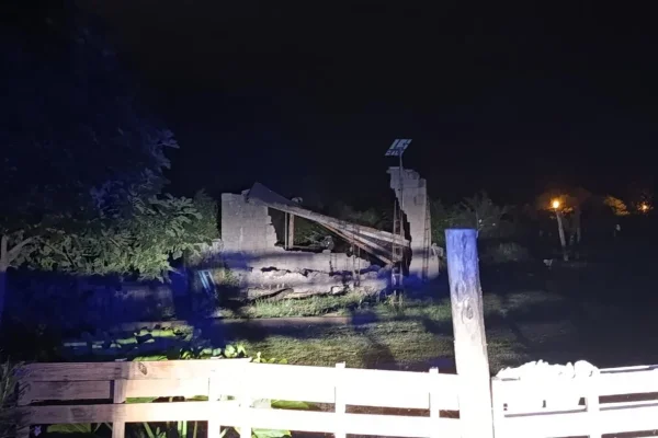 Una detenida y tres prófugos tras derrumbe de una vivienda
