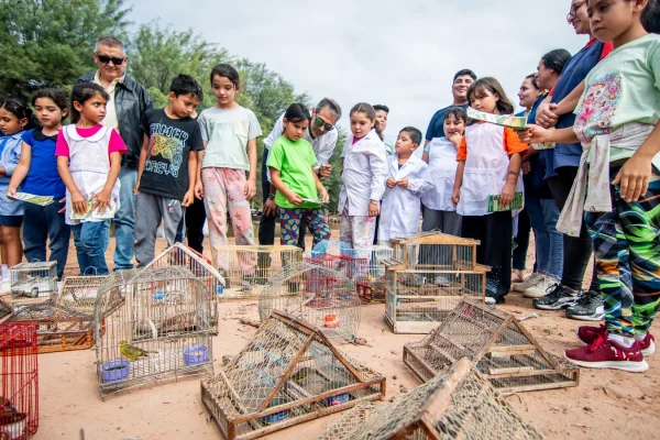 Liberaron 30 aves recuperadas del cautiverio junto a alumnos de una escuela rural