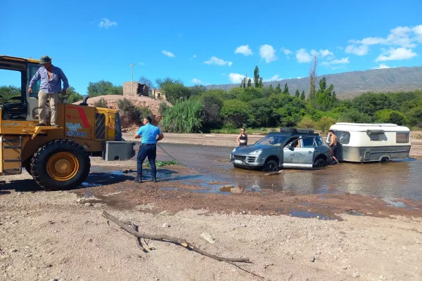 Turistas franceses quedaron atrapados en el Río Los Sauces
