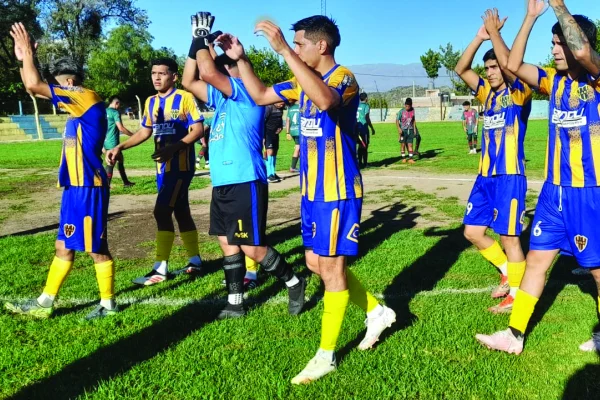 Fútbol: Defensores venció a Alto Valle y se subió a la cima