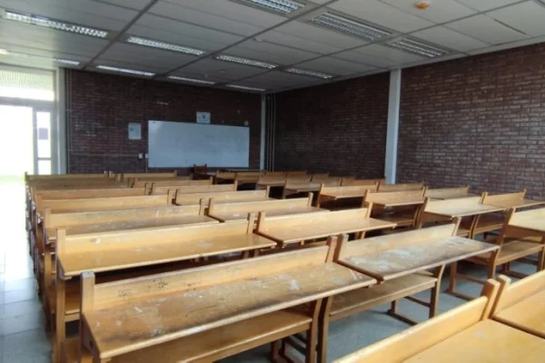 Docentes universitarios inician paro por una semana