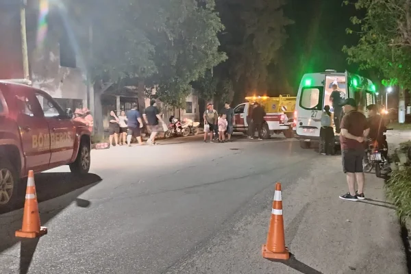 Motociclista atropelló a una mujer en Avenida Angelelli y debió ser hospitalizada