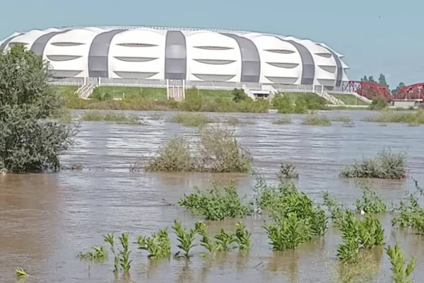 Sigue el alerta roja en Santiago del Estero: el río desbordó y está a metros del Estadio Unico