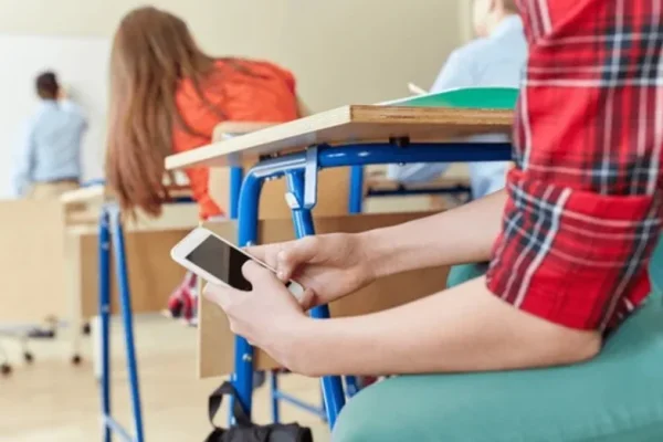 El Ministerio de Educación prepara una guía sobre el uso de celulares en las aulas