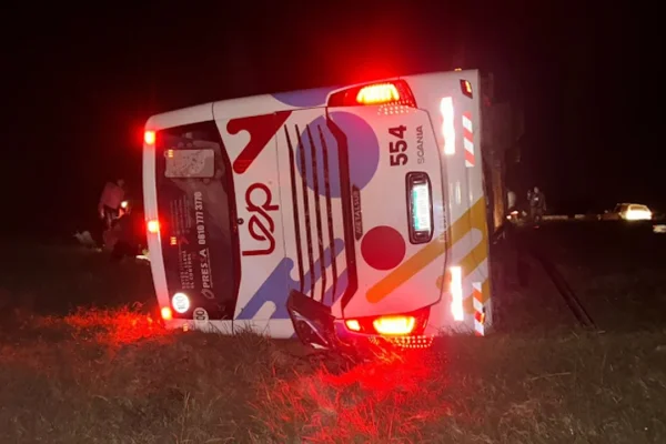 Un micro volcó en San Pedro y hubo más de 40 heridos